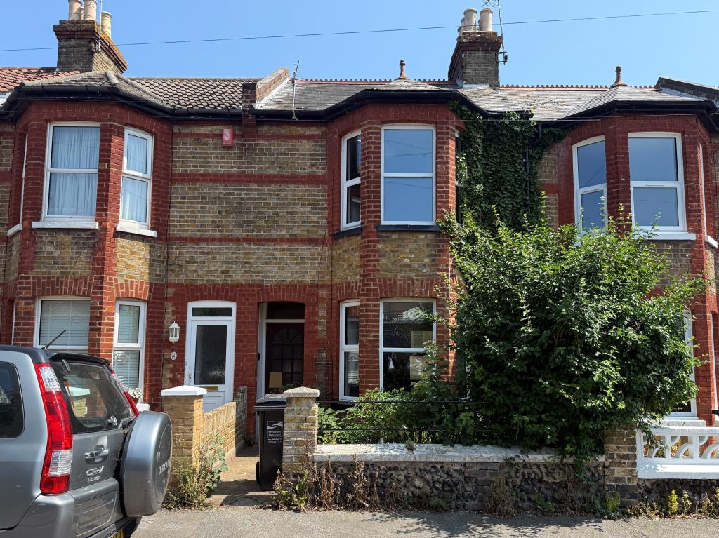 Lot: 35 - THREE-BEDROOM TERRACE HOUSE FOR REFURBISHMENT - Three-bedroom terrace house